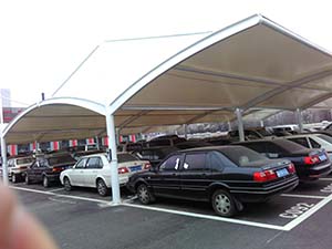 鋼<font color='red'>膜結(jié)構(gòu)車棚</font>特點，怪不得越來越多人選擇！(圖文)