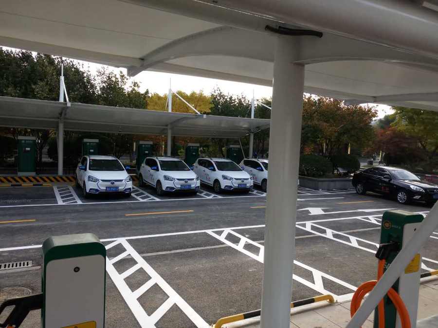七字型的汽車停車棚，也是汽車蓬里，使用比較多的一款造型
